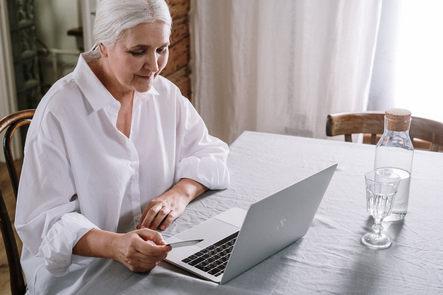 eTAP - Woman working at home on her computer